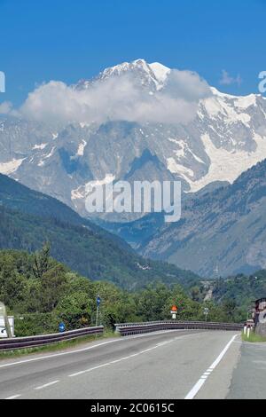 Fiume Dora Baltea e Monte Bianco, vista sul massiccio del Monte Bianco, Valle d'Aosta, Italia Foto Stock