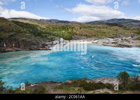 Rapide alla confluenza del fiume Baker blu e del fiume Neff grigio, autostrada Pan-americana tra Cochrane e Puerto Guadal, regione di Aysen, Patagonia Foto Stock