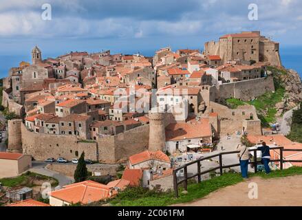 Vista sul paese con castello, Giglio Castello, Isola del Giglio, Isola del Giglio, Toscana, Italia Foto Stock