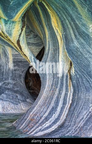 Santuario delle grotte di marmo, strane formazioni rocciose causate dall'erosione delle acque, Lago Generale Carrera, Puerto Rio Tranquilo, Regione di Aysen, Patagonia, Cile Foto Stock