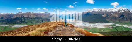 Vista panoramica, escursionista sulla cima del Monte Alfred, vista del Lago Wakatipu e paesaggio montano, Glenorchy vicino a Queenstown, Alpi meridionali, Otago Foto Stock