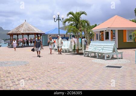 Passeggiata a St Martin con i turisti che si godono una giornata di sole. Foto Stock