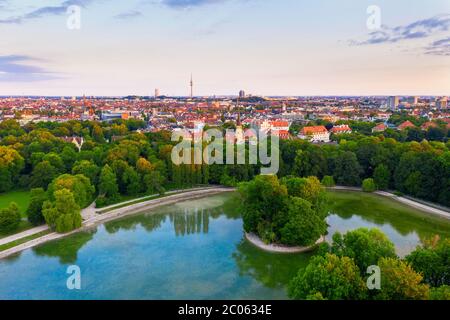 Kleinhesseloher See, Giardino Inglese, vista di Schwabing e Torre Olimpica alla luce del mattino, Monaco, vista aerea, alta Baviera, Baviera, Germania Foto Stock