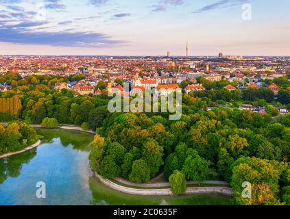 Kleinhesseloher See, Giardino Inglese, vista di Schwabing e Torre Olimpica alla luce del mattino, Monaco, vista aerea, alta Baviera, Baviera, Germania Foto Stock