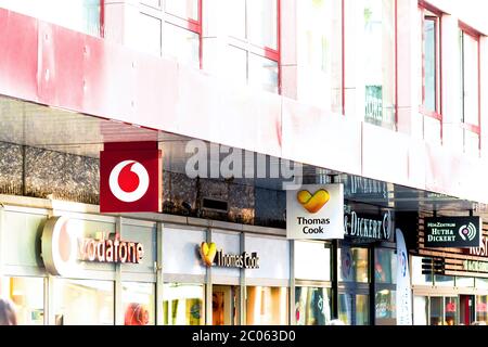 Cartello esterno, logo e vetrina dei famosi agenti di viaggio e specialisti di vacanza ramo Thomas Cook sulla strada pedonale Eichhornstraße. Foto Stock