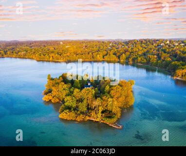 Isola di rose con castello nello Starnberger vedere vicino a Feldafing alla luce del mattino, cinque laghi Paese, Alpino Foreland, vista aerea, alta Baviera Foto Stock