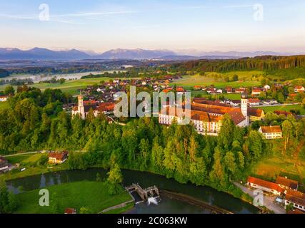 Loisach e Beuerberg con Marienkirche e monastero, paesaggio culturale vicino Eurasburg, Tölzer Land, fuchi fucilato, ai piedi delle Alpi, alta Bavar Foto Stock