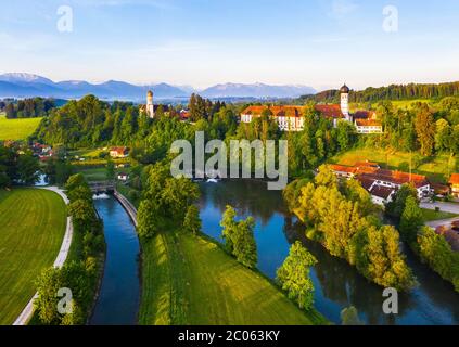 Loisach e Beuerberg con Marienkirche e monastero, vicino a Eurasburg, Tölzer Land, registrazione di droni, ai piedi delle Alpi, alta Baviera, Baviera, GE Foto Stock