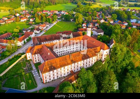 Kloster Beuerberg, vicino a Eurasburg, Tölzer Land, registrazione di droni, alta Baviera, Baviera, Germania, Europa Foto Stock