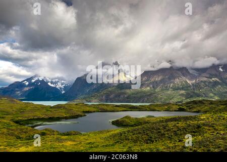 Vista sul lago Nordenskjöld fino alla catena montuosa Cuernos del Paine tra le nuvole, Parco Nazionale Torres del Paine, Región de Magallanes y de la Antártica Foto Stock