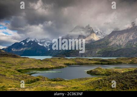 Vista sul lago Nordenskjöld fino alla catena montuosa Cuernos del Paine tra le nuvole, Parco Nazionale Torres del Paine, Región de Magallanes y de la Antártica Foto Stock