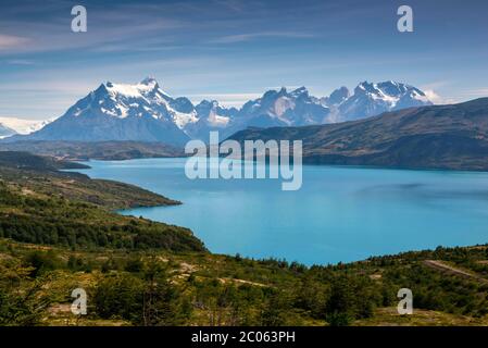 Panorama montano, vista della catena montuosa Cuernos del Paine sul lago Toro, Parco Nazionale Torres del Paine, Regione di Magallanes y de Foto Stock