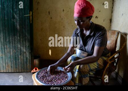 RUANDA, Butare, burundi rifugiati urbani dal Burundi , Josiane Mukumana Foto Stock