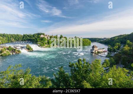 Cascate del Reno con il Castello di Laufen e Schloessli Woerth, vicino a Schaffhausen, Canton Schaffhausen, Svizzera Foto Stock