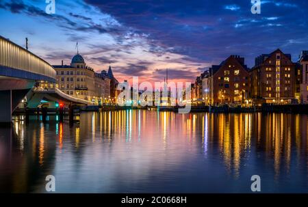 Vista di Nyhavn al tramonto, foto notturna, Copenaghen, Danimarca Foto Stock