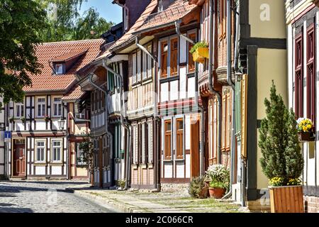 Vicolo con case a graticcio e ciottoli, Wernigerode, Harz, Sassonia-Anhalt, Germania Foto Stock