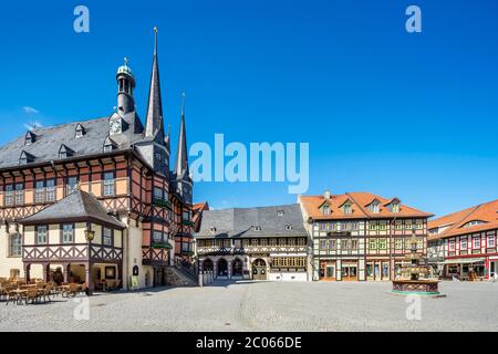 Mercato e municipio storico, Wernigerode, Harz Mountains, Sassonia-Anhalt, Germania Foto Stock