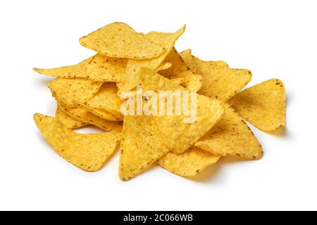 Un mucchio di scaglie di tortilla salate fresche, isolate su sfondo bianco Foto Stock