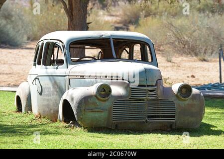 Relitto di un'auto d'epoca al Canyon Roadhouse, nella regione di Karas, in Namibia Foto Stock