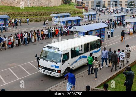RUANDA, Kigali, centro, capolinea degli autobus costruito dalla società chenes / Busbahnhof, gebaut von China Foto Stock