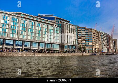 AMSTERDAM, OLANDA – AGO. 31, 2019: Splendida vista su edifici moderni nel centro della città di Amsterdam. Foto Stock