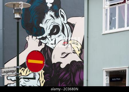 Vampiro e donna, graffiti, Laugavegur, Reykjavík, Islanda, Europa Foto Stock