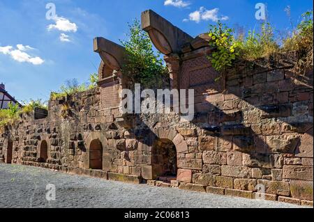 Resti del Grande Camino nel Palas, rovine del castello medievale, Palazzo Imperiale dell'Imperatore Federico i Barbarossa, Staufer Palatinato, Barbarossa Foto Stock