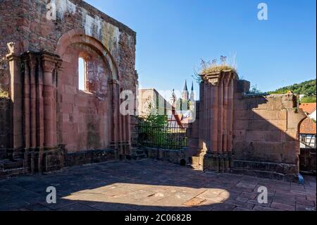 Resti della cappella del castello, rovine del castello medievale, palazzo imperiale dell'imperatore Federico I. Barbarossa, Stauferpfalz, Barbarossaburg, dietro Foto Stock