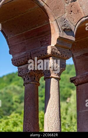 Colonne dei portici, mura del palazzo, rovine del castello medievale, palazzo imperiale dell'imperatore Federico I. Barbarossa, Stauferpfalz, Barbarossaburg Foto Stock