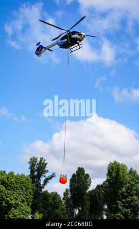 Elicottero di polizia Airbus H 145 durante l'esercizio con serbatoio d'acqua fuoco BAMBI SECCHIO, Düsseldorf, Nord Reno-Westfalia, Germania, Europa Foto Stock