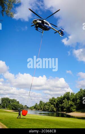 Elicottero di polizia Airbus H 145 durante l'esercizio con serbatoio d'acqua fuoco BAMBI SECCHIO, Düsseldorf, Nord Reno-Westfalia, Germania, Europa Foto Stock