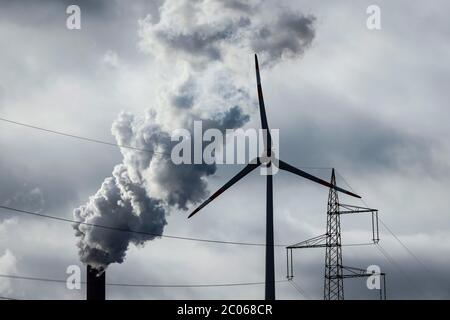 Turbina eolica, pilone elettrico e camino per il fumo alla centrale a carbone Uniper Scholven, Gelsenkirchen, Ruhr Area, Nord Reno-Westfalia Foto Stock