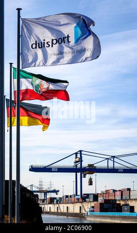 Duisport, Renania Settentrionale-Vestfalia e Bandiera tedesca, Harbour Crane carica container su Barges, Container Terminal duisport logport, Duisburg Port ON Foto Stock