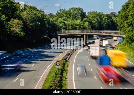 Molti camion guidano sull'autostrada A2, Bottrop, Ruhr zona, Nord Reno-Westfalia, Germania Foto Stock