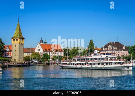 Nave escursione al lungolago, porto, vecchio faro, Mangturm o Mangenturm, nel porto, Lago di Costanza, Isola Lindau, Lindau Am Foto Stock