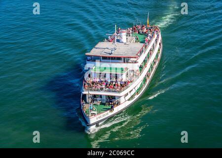 Le navi da escursione navigano sul Lago di Costanza, sull'Isola di Lindau, sul Lago di Costanza, sulla Svevia, in Germania, in Europa Foto Stock