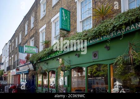 Drummond Street di Londra, vicino a Euston, conosciuta per i suoi autentici ristoranti e negozi di cibo Bagladeshi e indiani, una destinazione popolare. Foto Stock