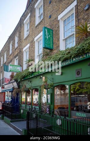 Drummond Street di Londra, vicino a Euston, conosciuta per i suoi autentici ristoranti e negozi di cibo Bagladeshi e indiani, una destinazione popolare. Foto Stock