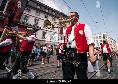 Musicisti di ottone con trombe del villaggio Püssensheim alla sfilata di apertura della fiera estiva. Kiliani è un grande festival popolare di 2 settimane in Baviera. Foto Stock