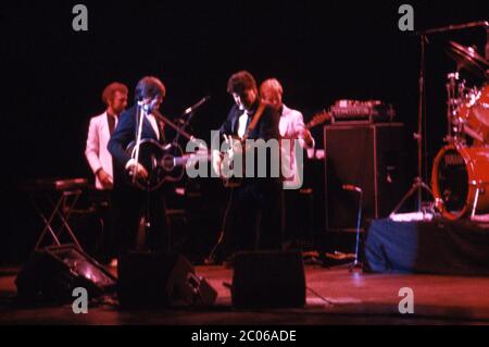 I fratelli Everly in concerto presso l'Hammersmith Odeon di Londra, Regno Unito, il 14 novembre 1984. Foto Stock