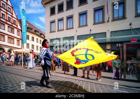 Bandiera del gruppo di artisti e musica folk tradizionale chiamato Trääs da Sulzbach Merr con una grande bandiera gialla alla fiera estiva Kiliani apertura. Foto Stock