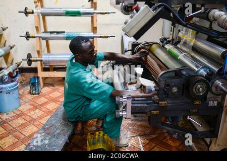 RUANDA, Kigali, riciclaggio plastica presso la società Ecoplastica, macchina per la produzione di nuovi fogli di plastica da granuli riciclati e nuovi, riparazione Foto Stock