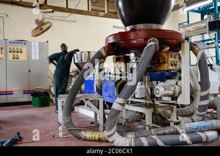 RUANDA, Kigali, riciclaggio della plastica presso la società Ecoplastica, macchina estrusore KABRA che sta generando il liquido plastico da cui le lamine di plastica sono prodotte Foto Stock