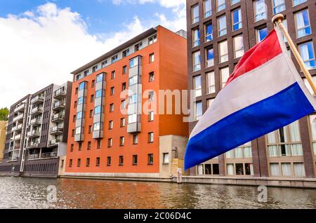 AMSTERDAM, OLANDA – AGO. 31, 2019: Splendida vista sui canali di Amsterdam con il ponte e le tipiche case olandesi. Foto Stock