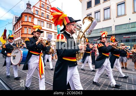 Musicani in costume folk che suonano musik di ottone tradizionale alla sfilata di apertura della fiera estiva. Kiliani è un grande festival popolare di 2 settimane in Baviera. Foto Stock