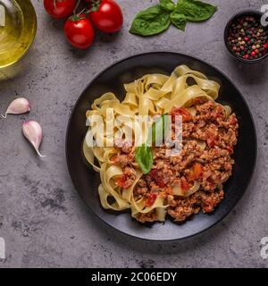 Gustosa classica pasta italiana bolognese, vista dall'alto. Foto Stock