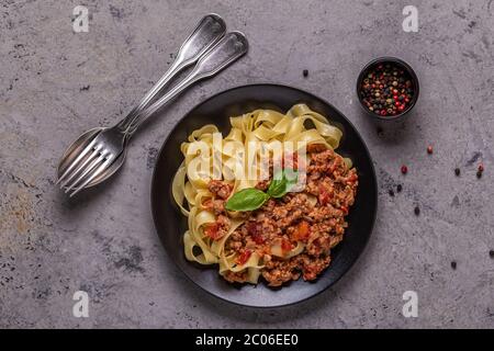 Gustosa classica pasta italiana bolognese, vista dall'alto. Foto Stock