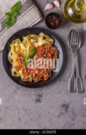 Gustosa classica pasta italiana bolognese, vista dall'alto. Foto Stock