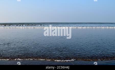 Onde di mare su una spiaggia nel mondo più lungo spiaggia di mare Bazaar Cox in Bangladesh Foto Stock