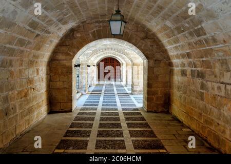 tunnel in pietra splendidamente simmetrico sotto una cattedrale di palma di maiorca Foto Stock